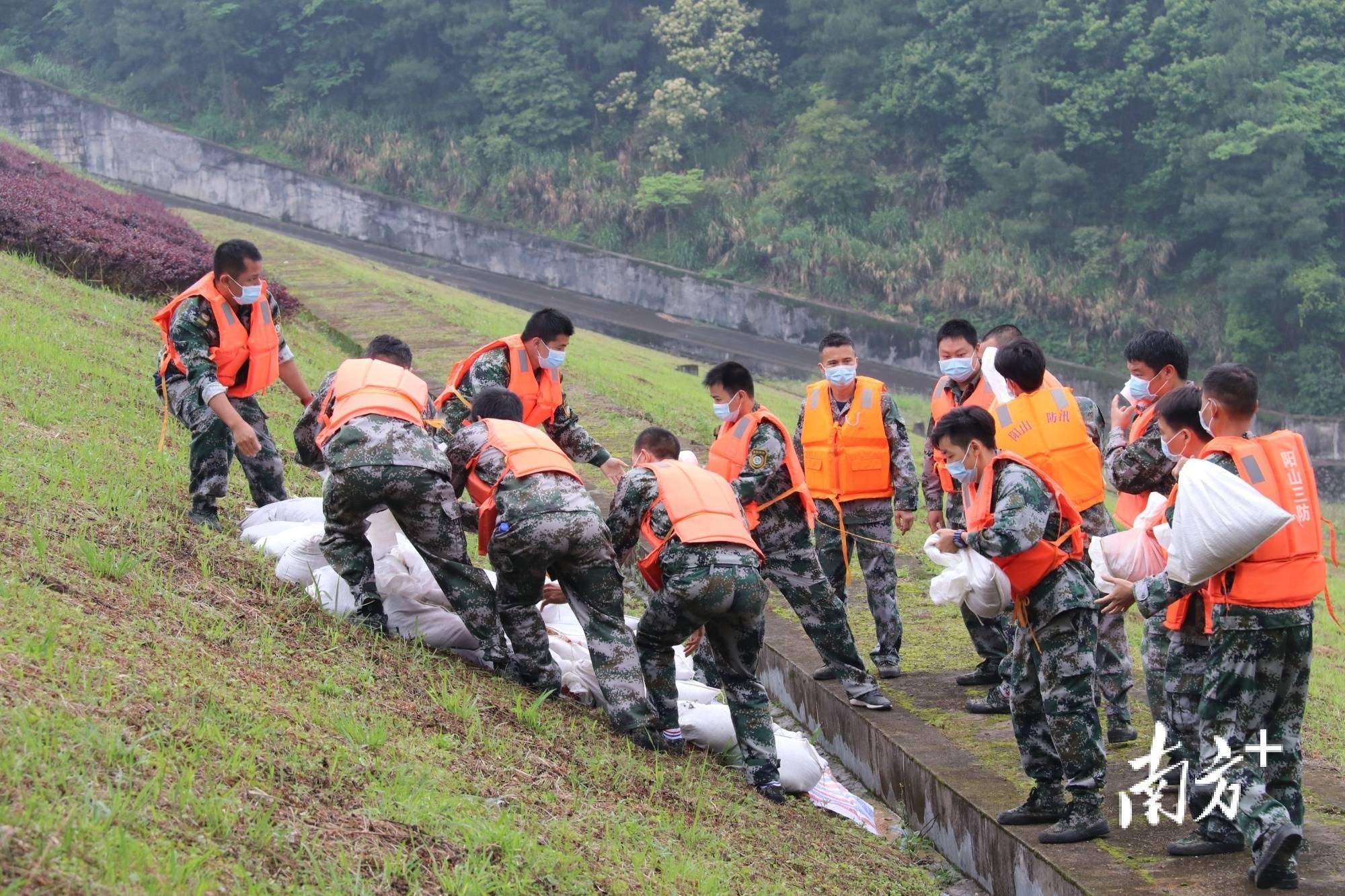 阳山开展水库防汛安全应急演练筑牢安全防洪堤