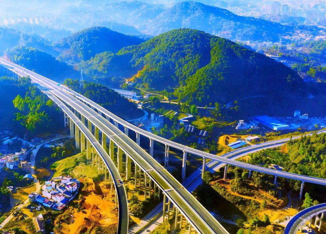 伴随墨临高速,大临铁路相继建成通车,临沧市立体化交通网络得以构建