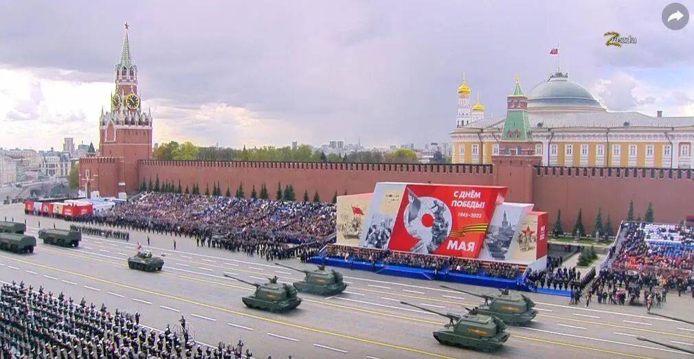 防空系統後行進的是俄羅斯傘兵戰車,包括bmd-4m空降兵戰車和btr-md