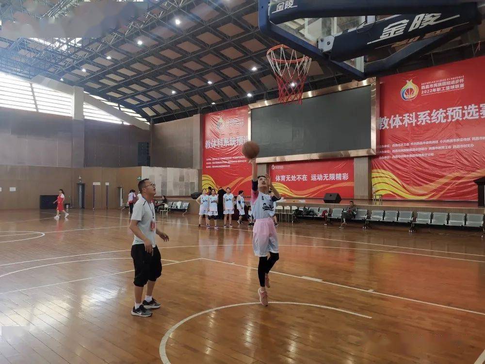 看铿锵玫瑰向梦想投篮写给西乡中学女子篮球队