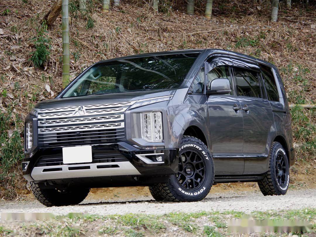 2023版三菱得利卡街拍科幻感浓郁大七座柴油引擎四驱霸气