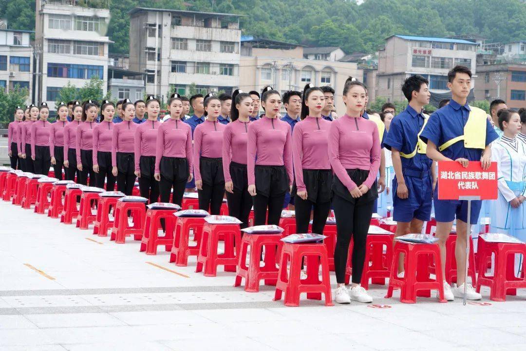 首歌串联的恩施美景与人文风情为载体,精心设计出极富创意的队形变换