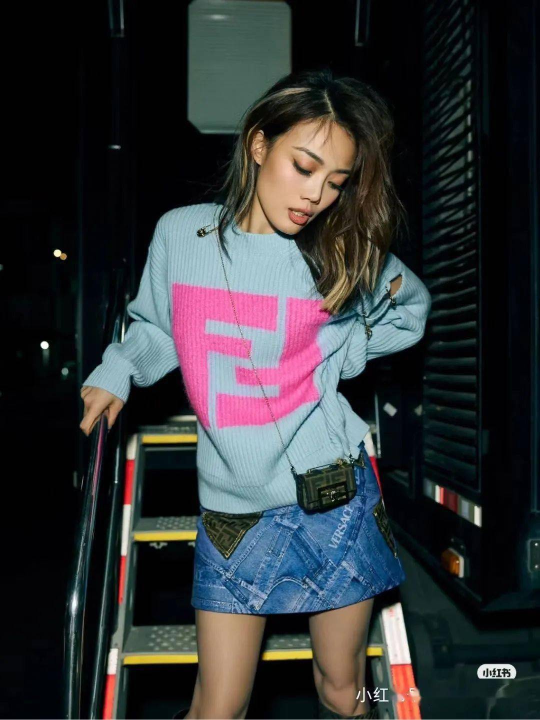 短裙的搭配张弛有度的穿搭腿部线条优势一览无遗宋妍霏拽姐如何穿牛仔