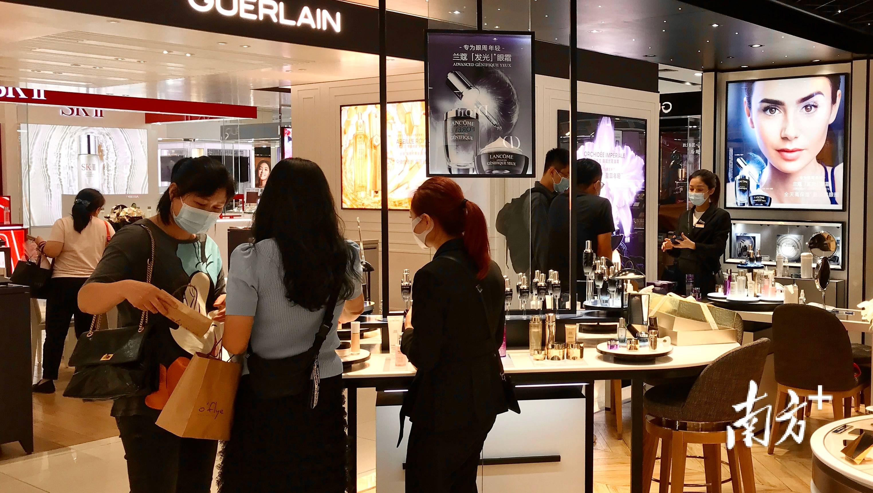 单日销售超2500万元母亲节叠加消费券广州商场人气旺