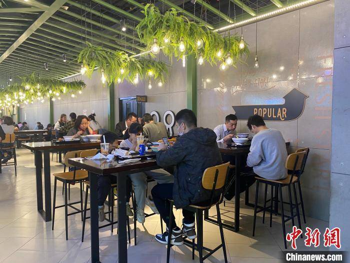 实探济南餐饮店开放堂食 重燃"烟火气"_李明芮_疫情_赵延海