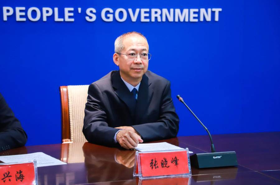 县市场监管局党组书记,局长丁兴海,党组成员,副局长张晓峰参加发布会.