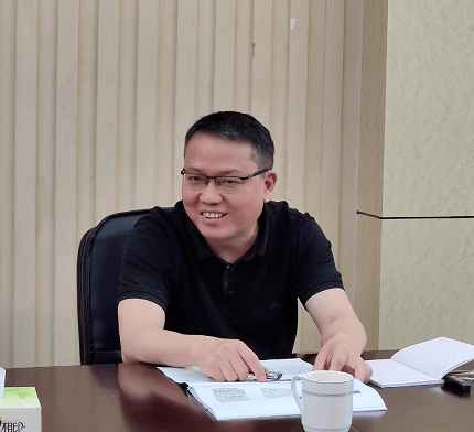 镇乡村振兴服务中心主任杨捷结合ppt图片就石井镇乡村振兴整镇推进第