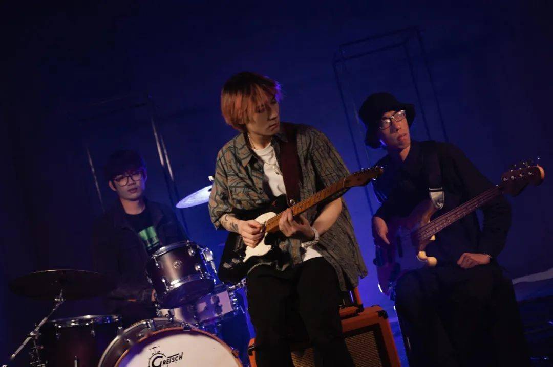 音乐人和乐队,如陈肆,行者乐队,未来世乐队等,双面镜乐队也是其中一支