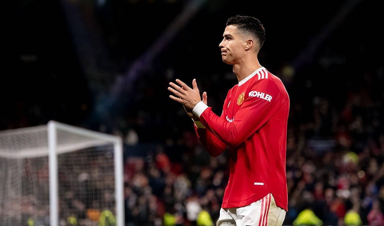 c罗的影响力球迷登顶珠峰展示7号战袍潜水员模仿标志动作