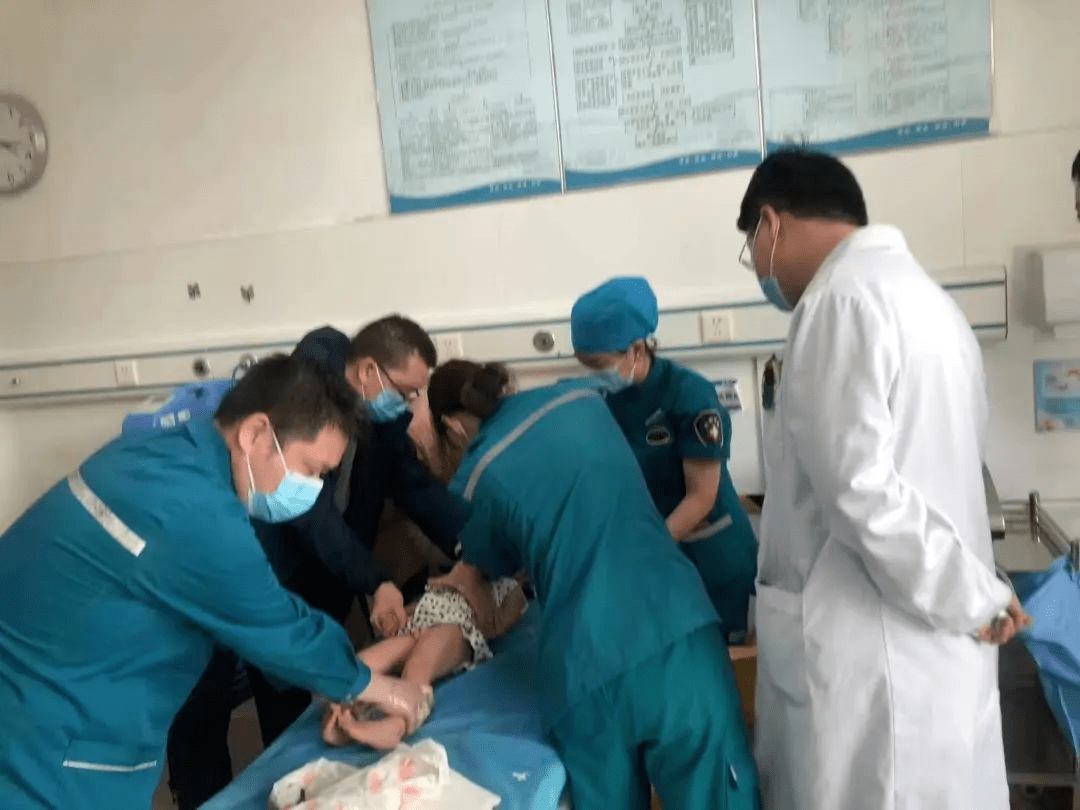 当日下午15时47分,邓州市公安局三产分局民警武华维与辅警常军,马晓明