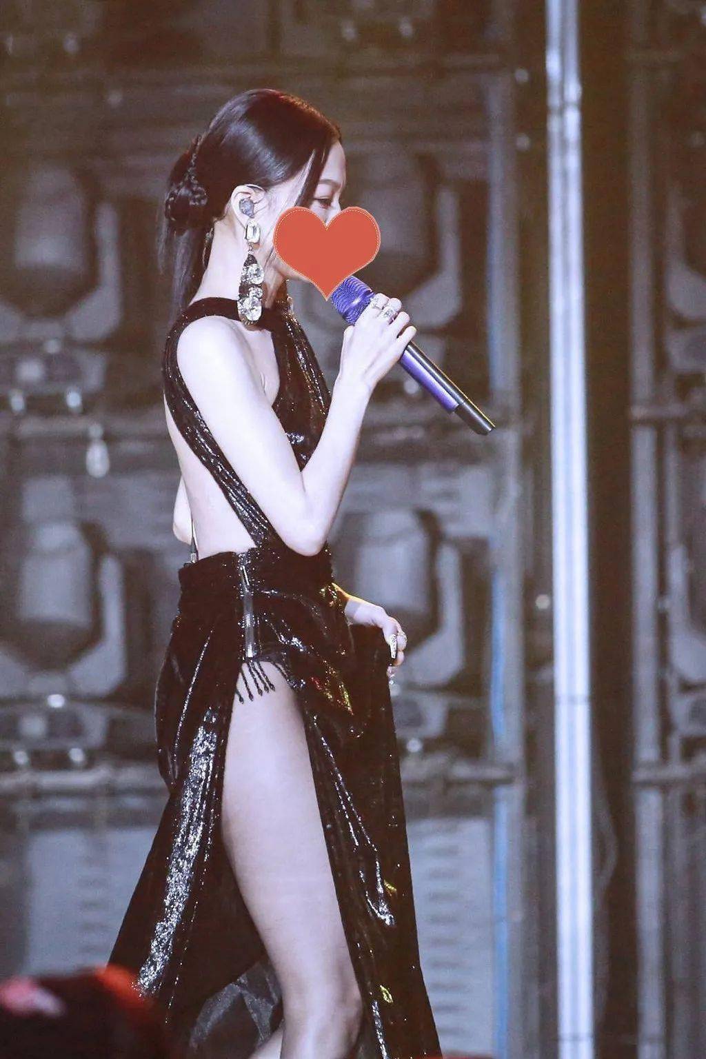 张韶涵把自己顶上热搜第一旗袍剪开穿一半露一半纤纤玉腿太妩媚网友太