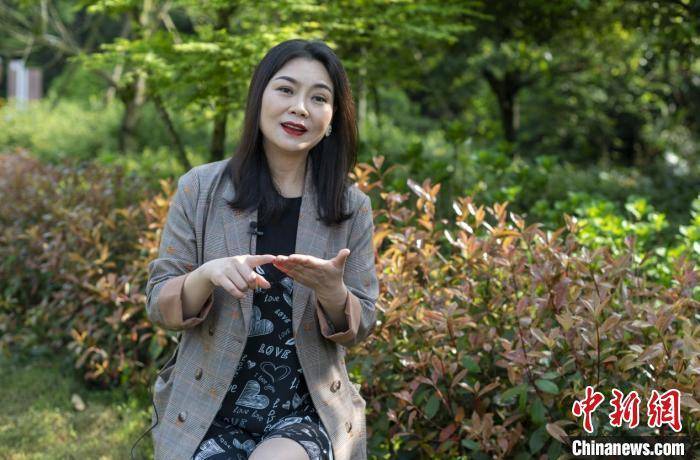 民进乐山市委会副主委曹红英用歌声传递温暖弘扬民族声乐