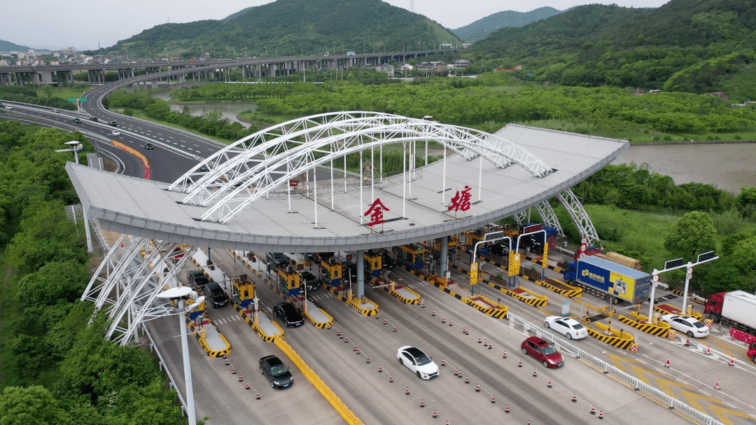 事故车辆人员处置,伤员病员救护也尤为重要,舟山各收费站强化"防疫