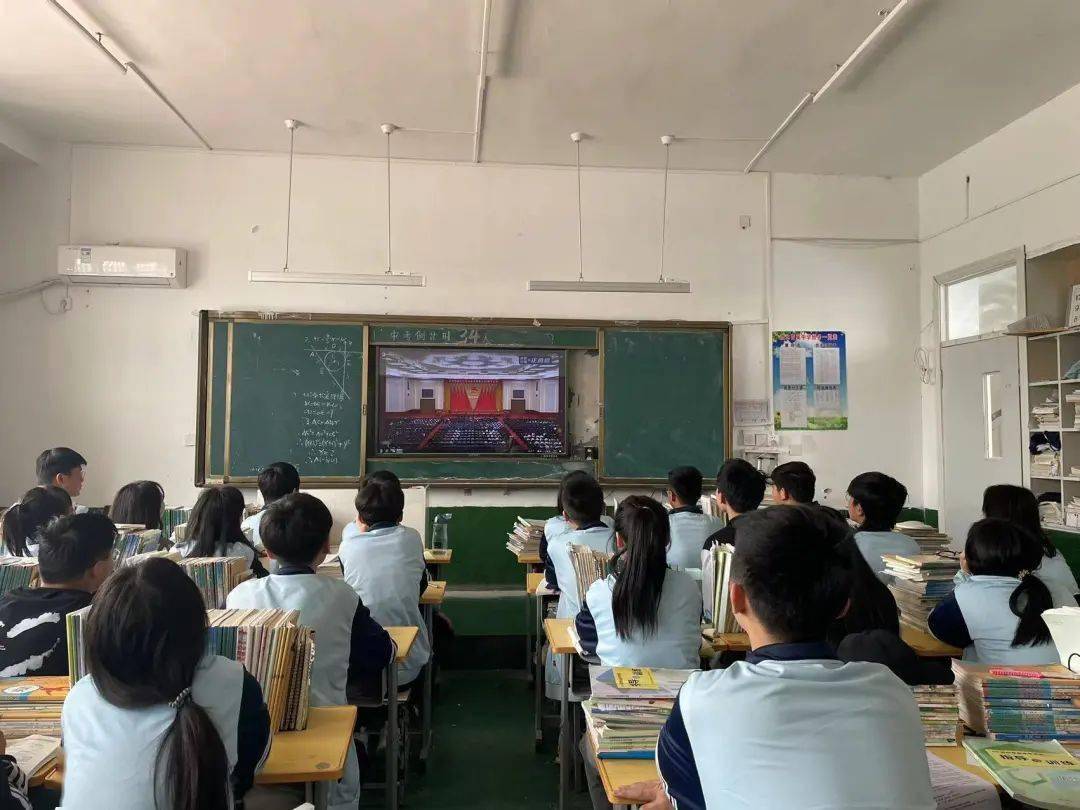 泗水县各界青年收听收看庆祝中国共产主义青年团成立100周年大会