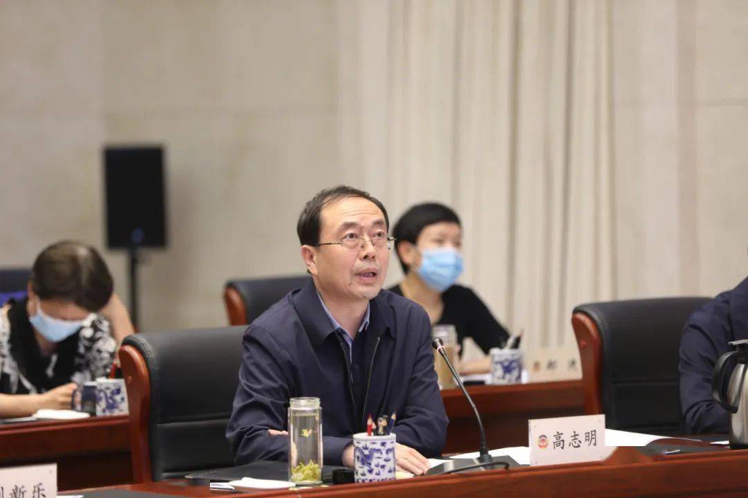 高志明在会议小结时向全区政协民宗委提出五点倡议,一是要讲政治,明