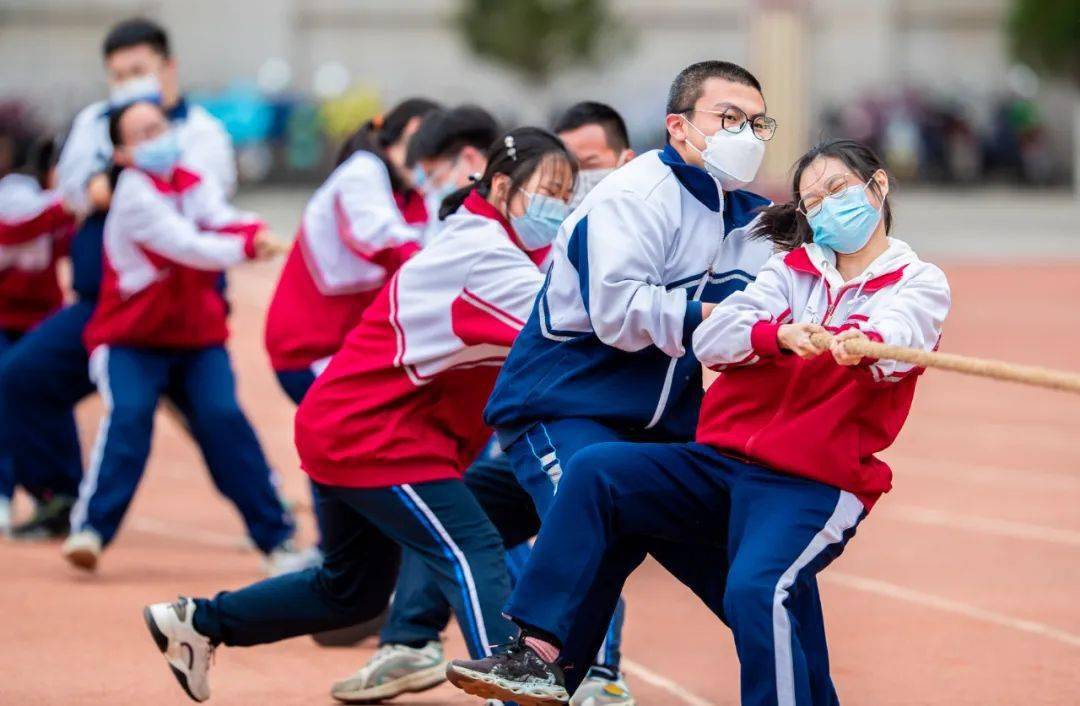 呼和浩特市第六中学高三学生从高考倒计时牌前经过