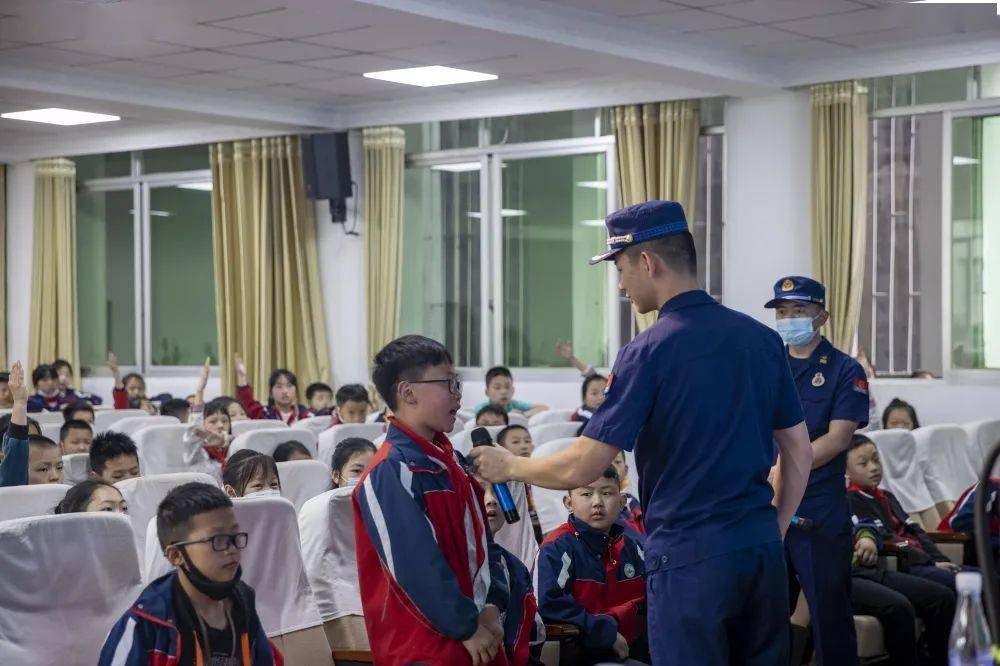 酉阳县消防救援大队宣传员走进辖区实验小学5月7日切实增强校园师生的
