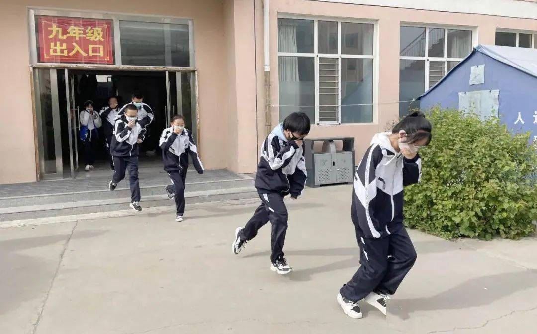 集宁区第五中学举行防灾安全应急逃生疏散演练_师生_路线_张欣