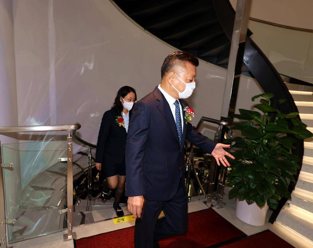 "凤铝董事长吴小源这句掷地有声的话语在凤铝一直被严格践行着.