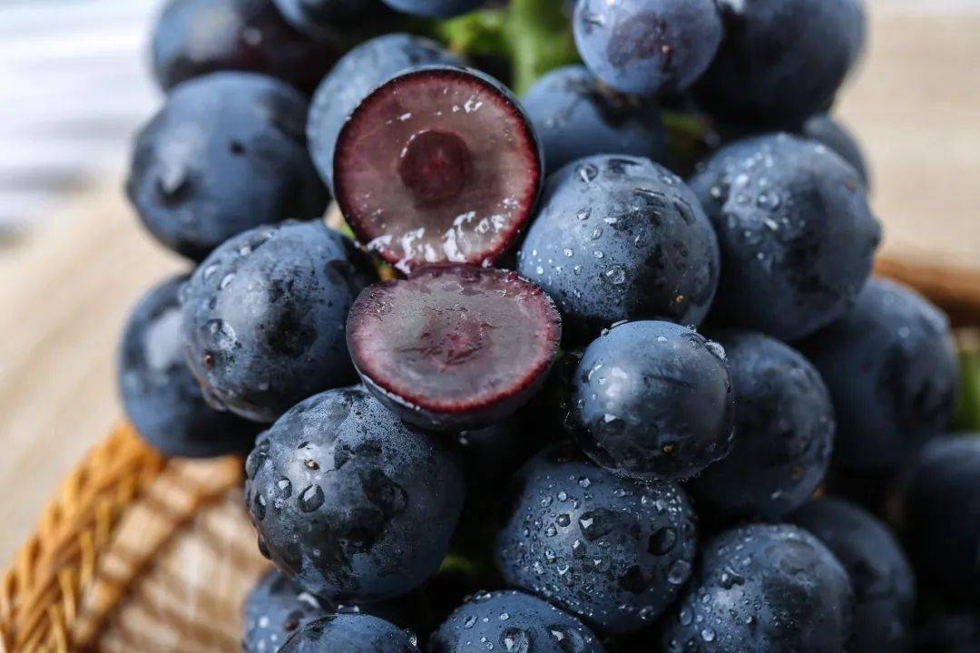 脆甜爆汁的云南夏黑葡萄无籽黑珍珠一口一个当果冻吸