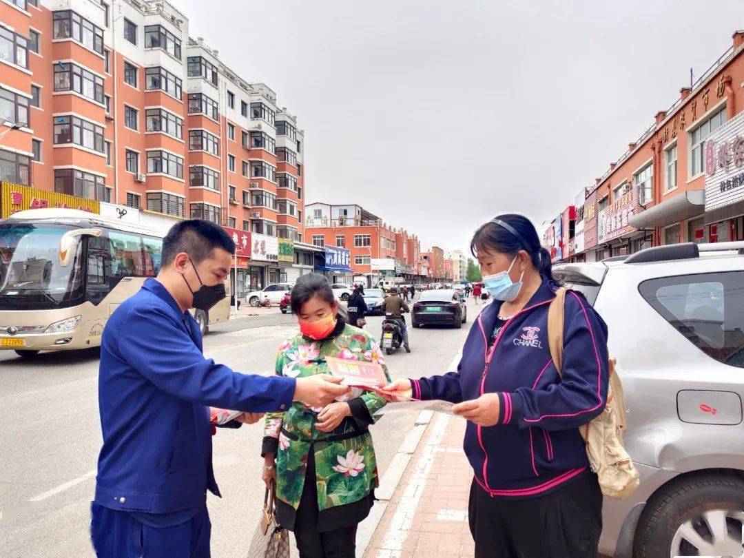防灾减灾街头派单阜新消防新邱大队向辖区居民宣传消防安全