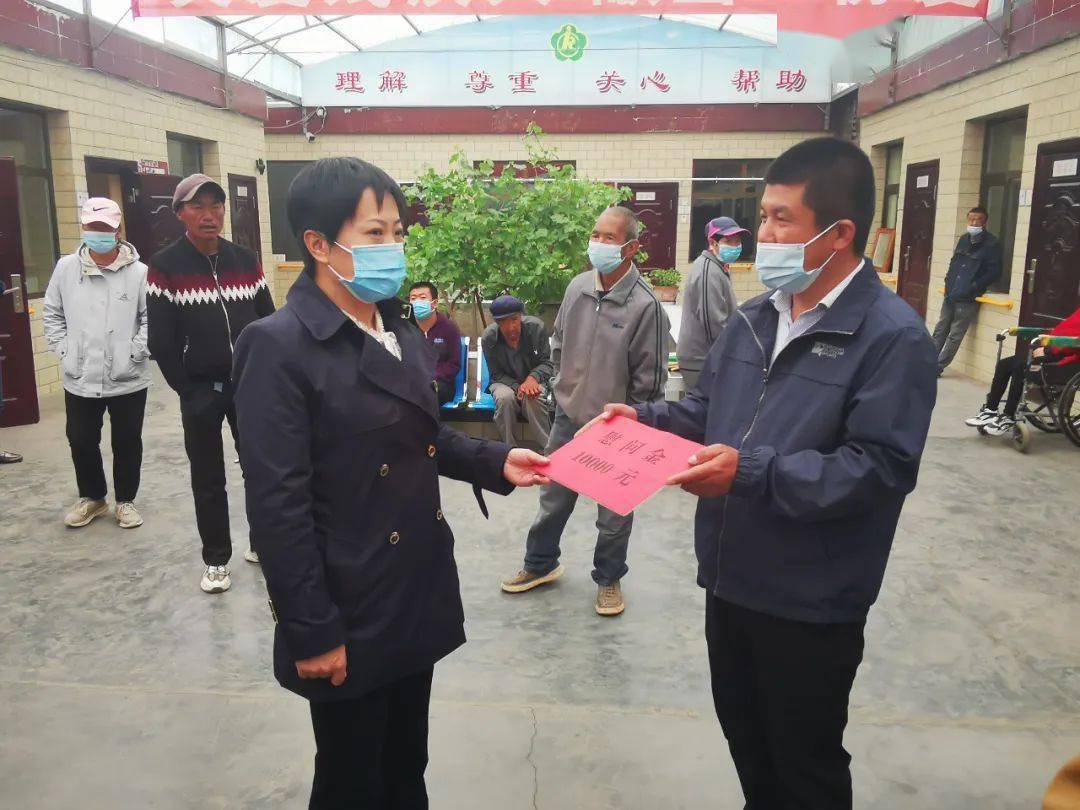 5月13日,海东市政府副市长,残工委主任张琰走访探视残疾人康复,托养等