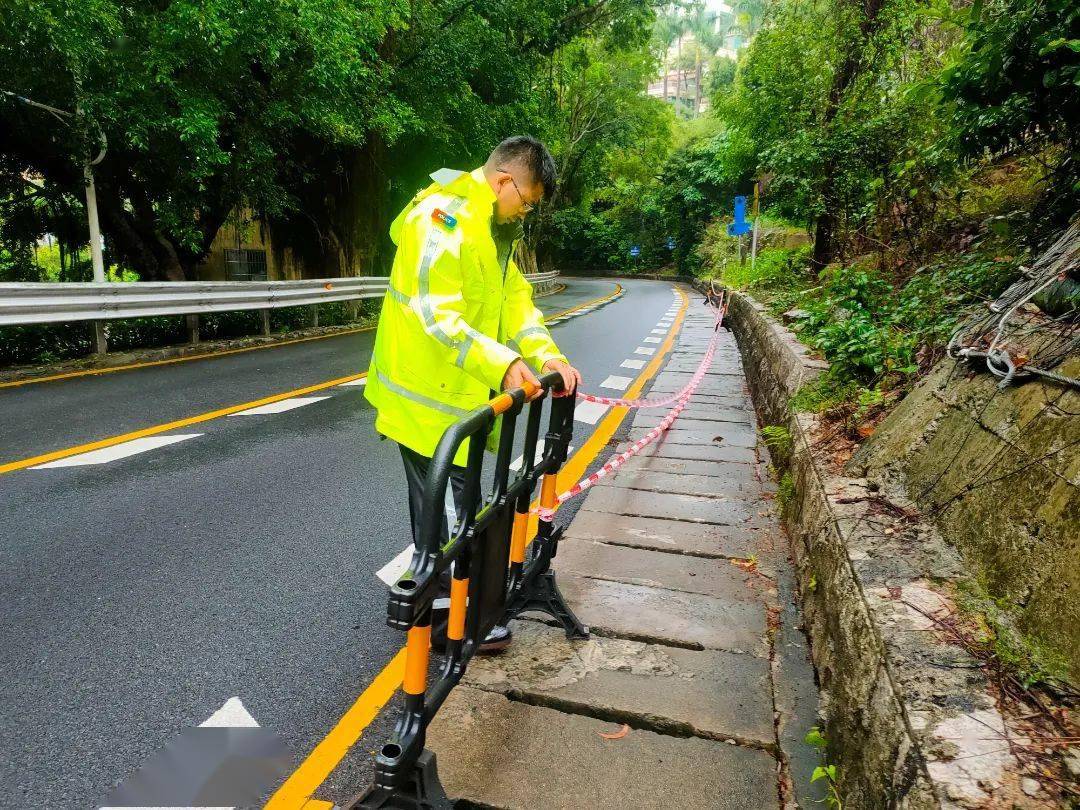 逆流冲锋的的护航交警维持着城市正常运转在恶劣的天气下还有这样一群