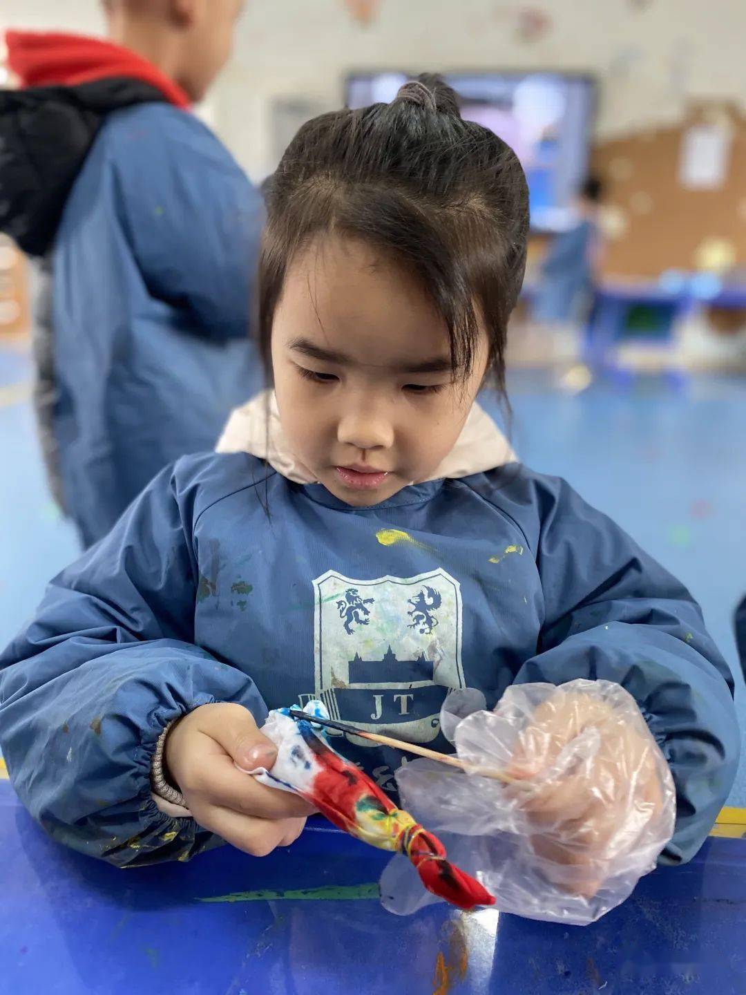桂林任远金童幼儿园生本教育艺术活动扎染一课纷繁惹同学喜爱