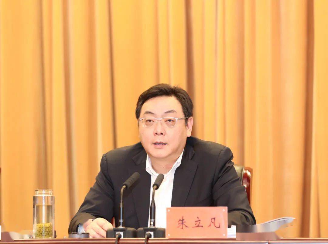 市委常委,宣传部部长,副市长刘霞解读了《泰州市创建全国文明典范城市