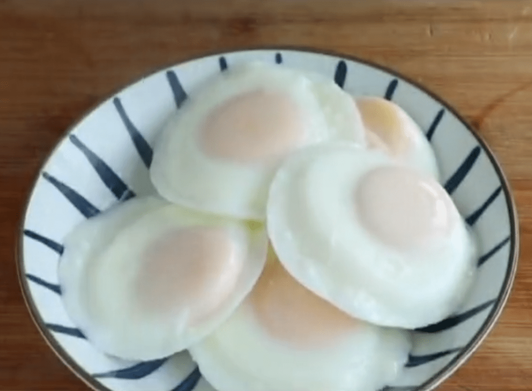 原来水煮荷包蛋的做法这么简单无散花无白沫又圆又嫩又漂亮