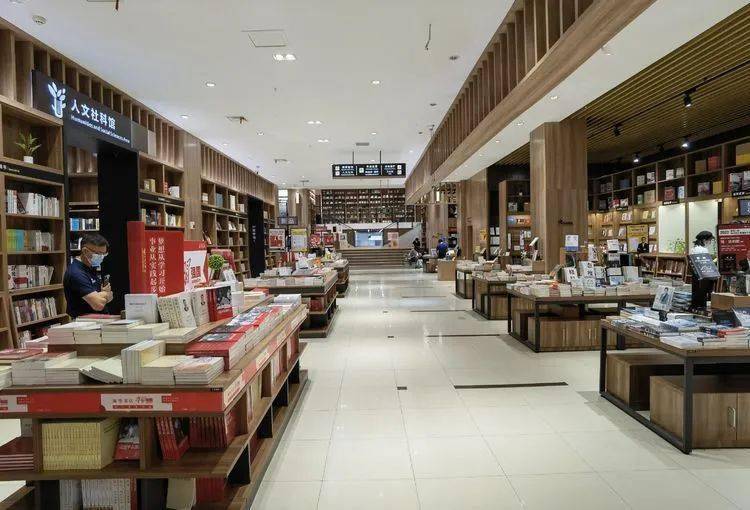 一踏入书城,入口以"墨池"篆刻印章铺地而向前延伸,浓郁的墨香书味随之