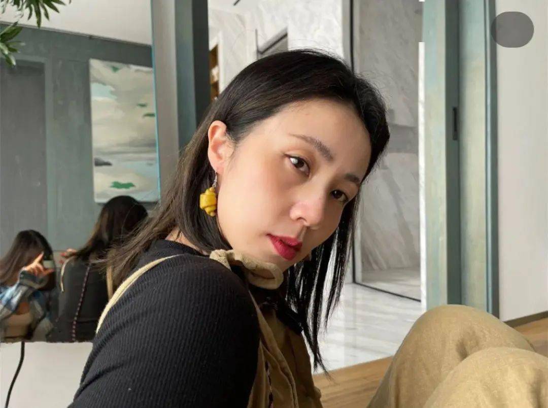 孙莉戴女儿做的耳环自拍,包装一下就这么漂亮,底子好纯天然的!