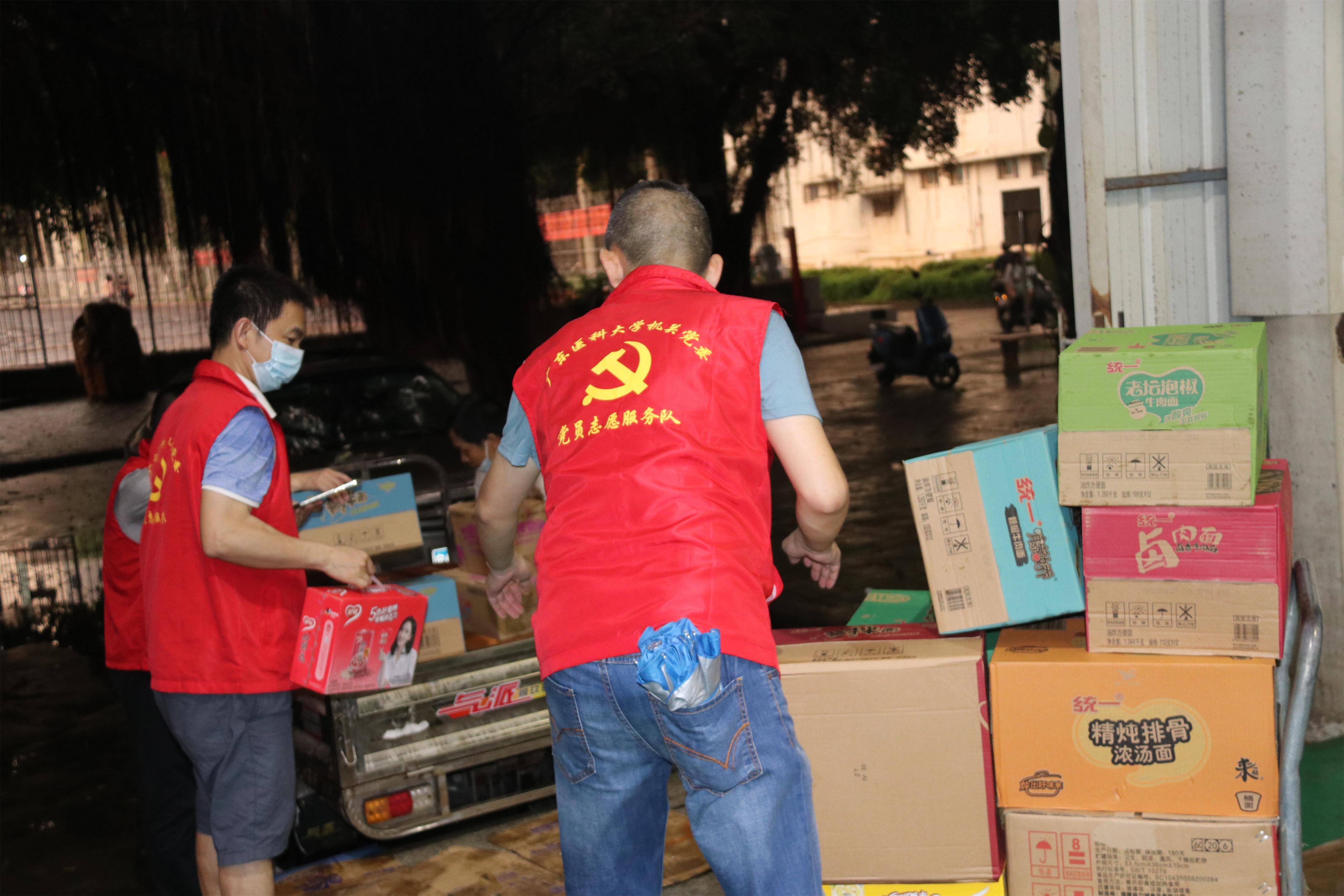 志愿服务党员突击队临时党支部的党员志愿者穿上红马甲就帮忙搬起来