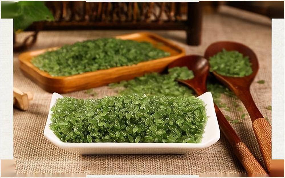 只是颜色呈现淡绿色,甚至人们猜测这种米是大米经过染色制作而成的