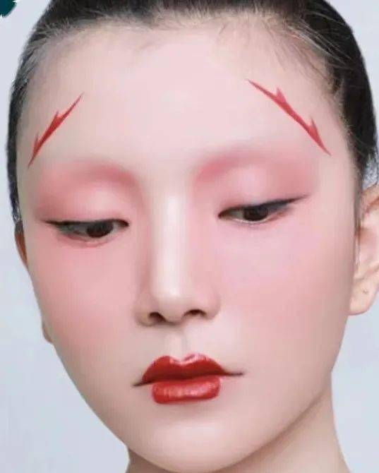 弯弯的月棱眉,前细后粗的分梢眉,短而阔的娥眉,凄美的啼愁眉都能在