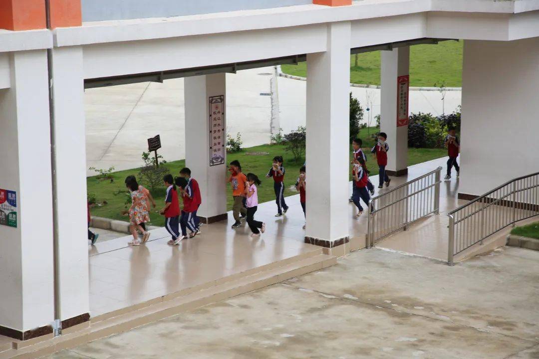 强化消防意识打造平安校园阳西县消防救援大队走进丹江小学开展消防