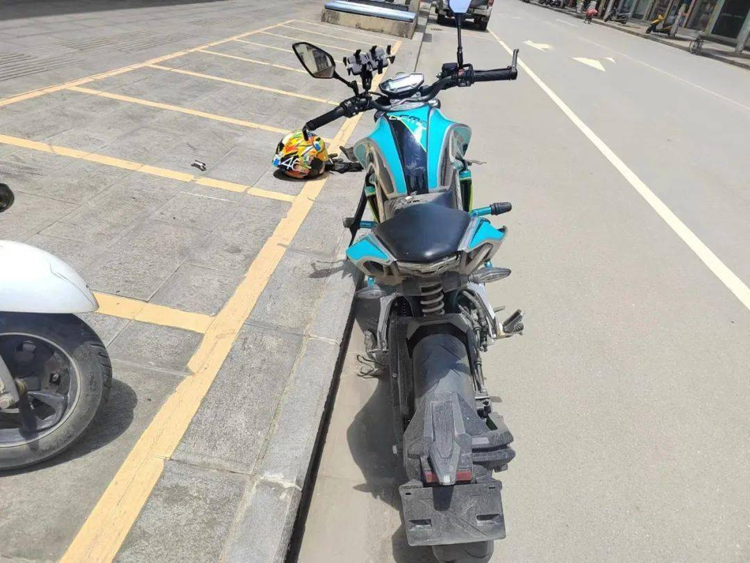 保山一小伙骑摩托车在路上练技术结果与小客车相撞连人带车重重砸向