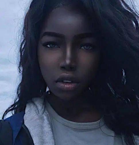 丝毫不影响lolita的高颜值,她也因此成为了人们口中的"最美黑人女孩"