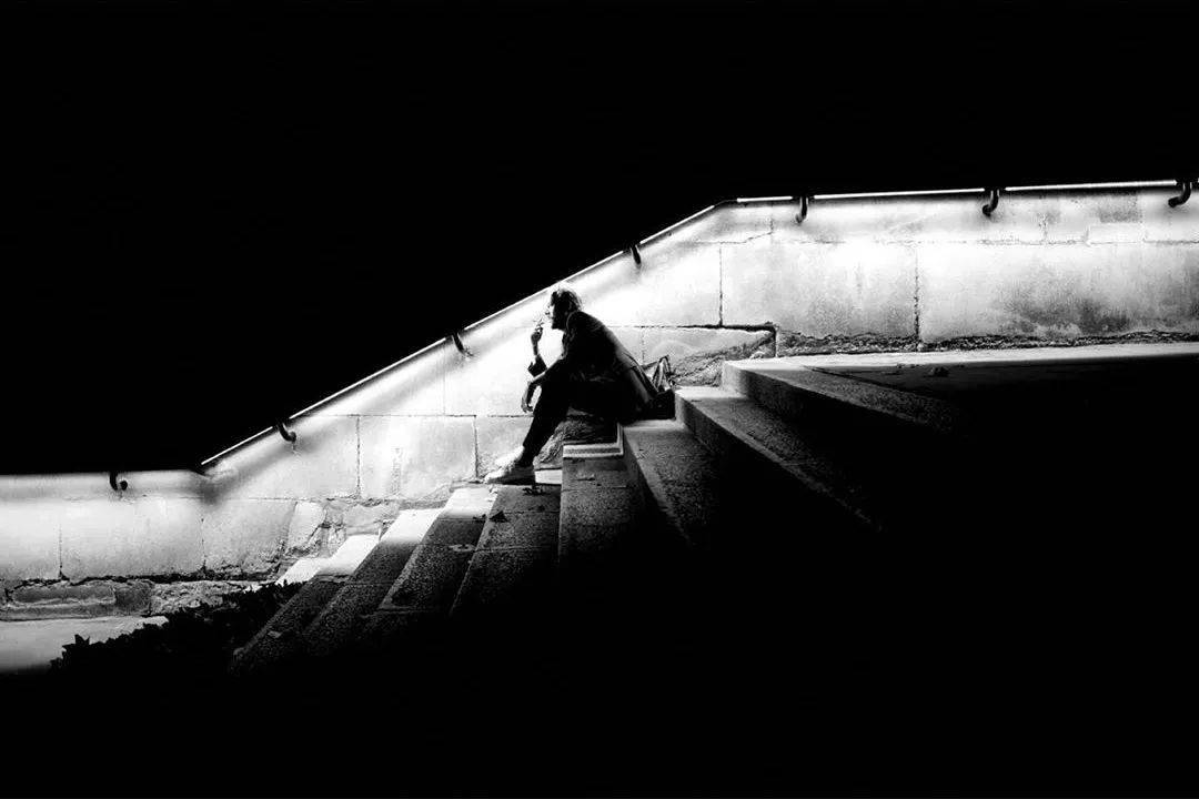 这位摄影师的黑白调构造出一个超现实的单色世界