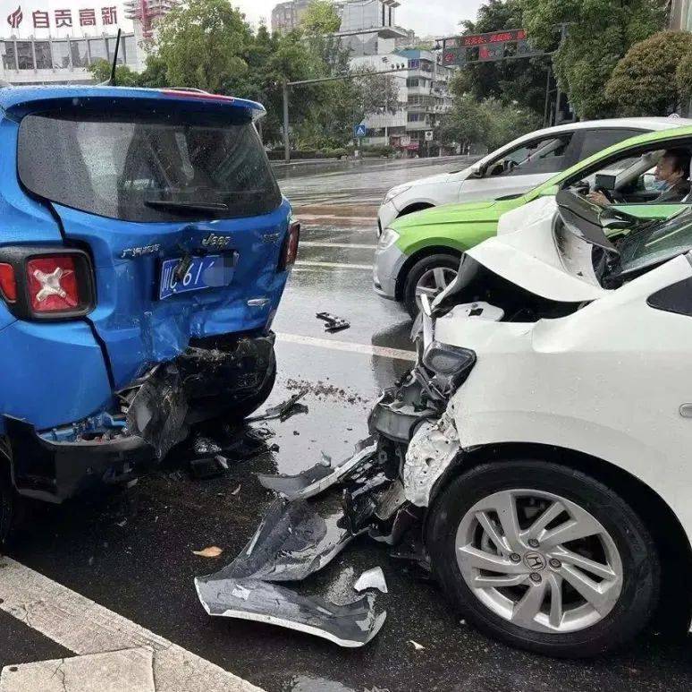 四车连撞!自贡发生一起交通事故,有人晕倒在驾驶室……_网友_雨天_上路