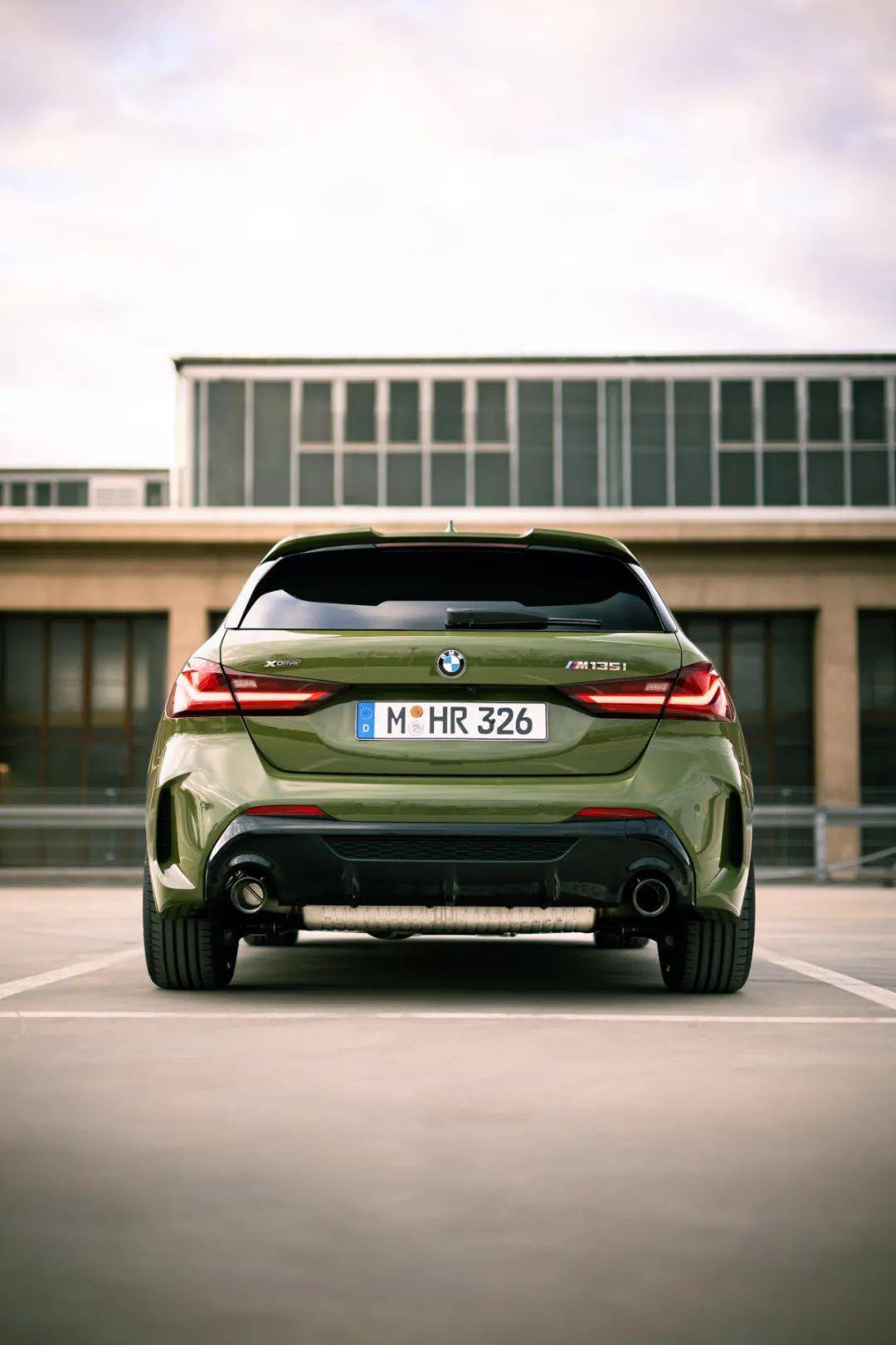 都市绿宝马m135i美图欣赏,306匹小钢炮!【竖屏图】