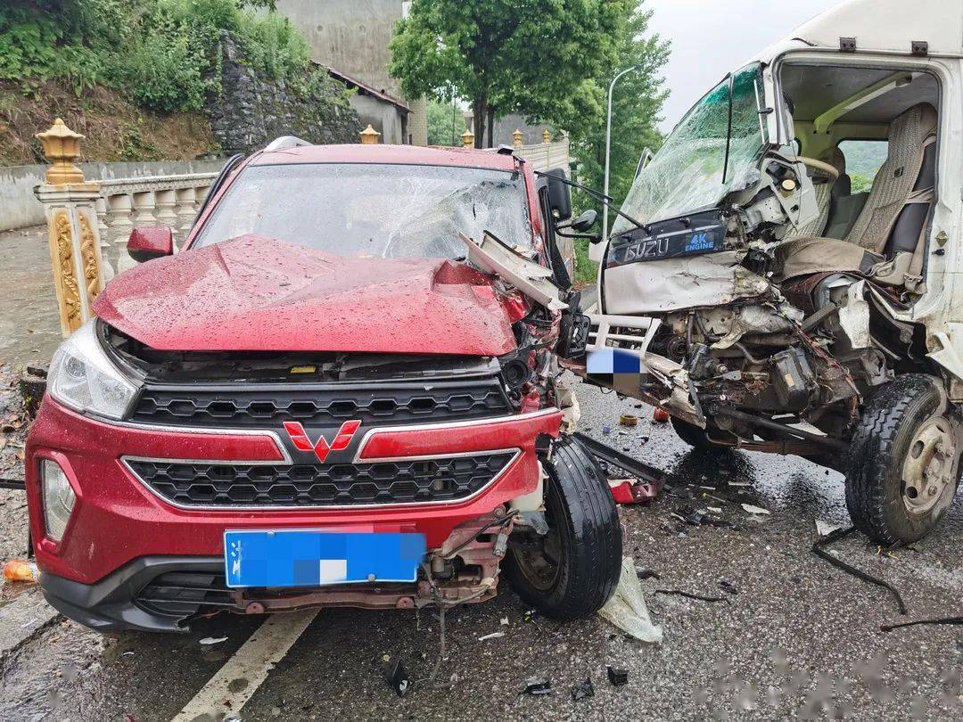 雨天路面湿滑 两皮卡车相撞5月10日,永州市蓝山县塔峰镇,因下雨天气