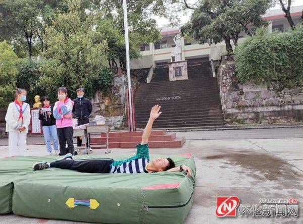 洪江市双溪小学开展珍爱生命防溺水警钟长鸣筑平安防溺水现场模拟表演