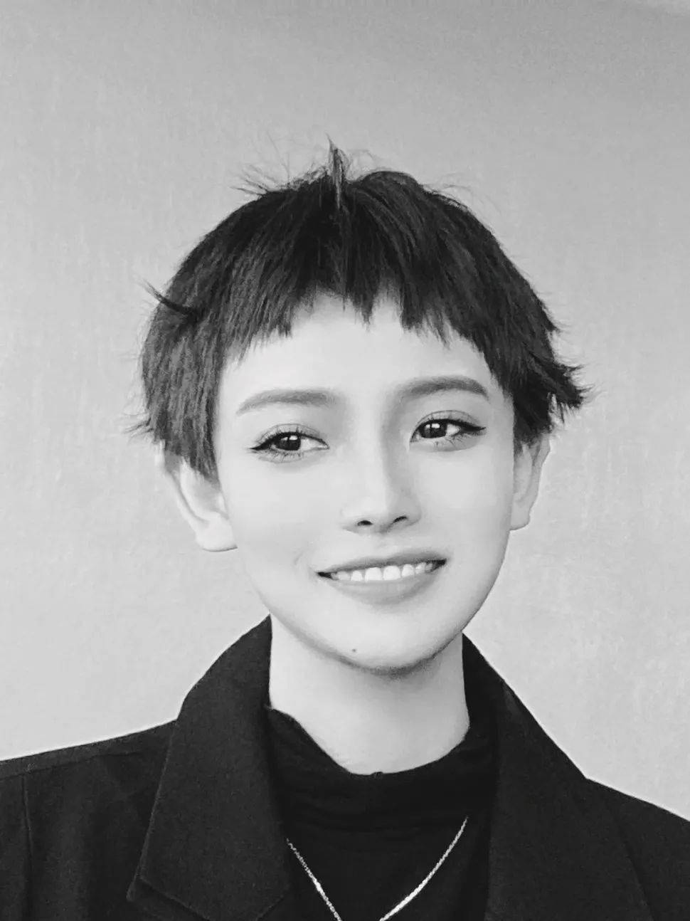 "狗啃式"短发,俏皮可爱