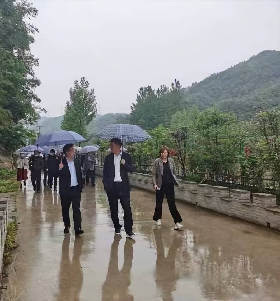 西坪镇党委书记刘会成,党委副书记,镇长马彦龙,各村支部书记及镇人居