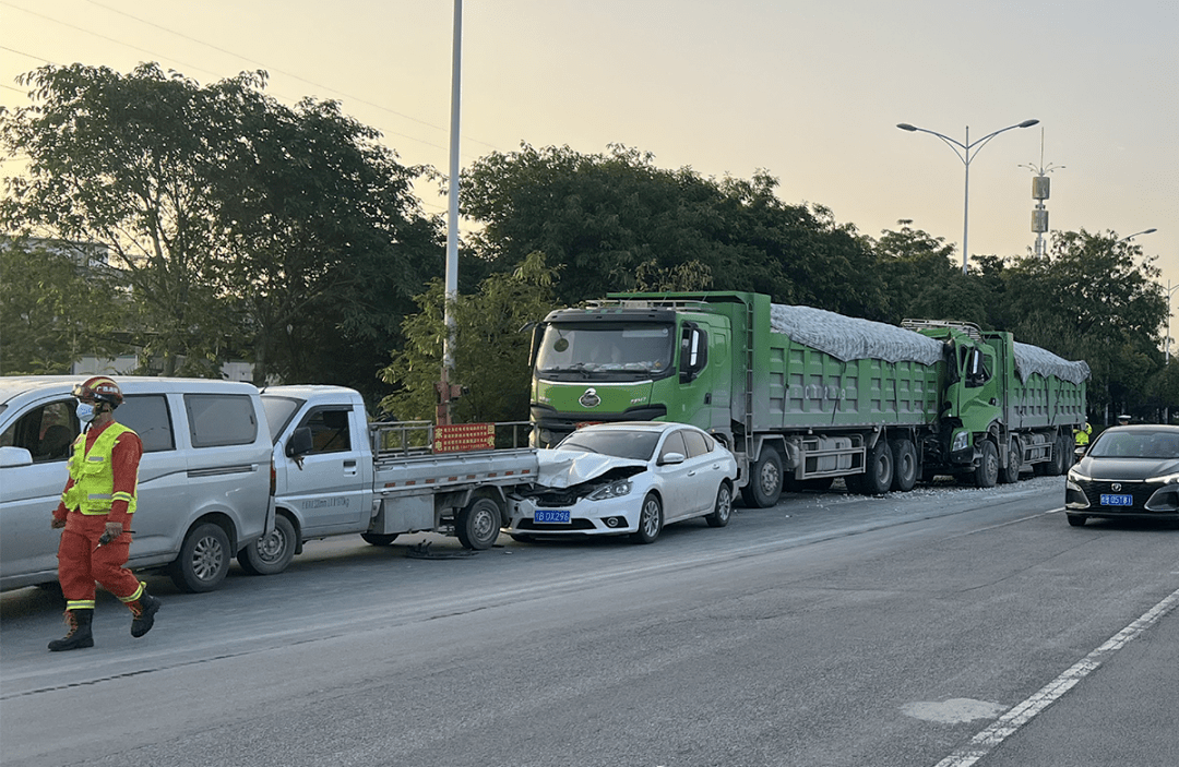 2天内柳州连续发生多起交通事故消防紧急救援