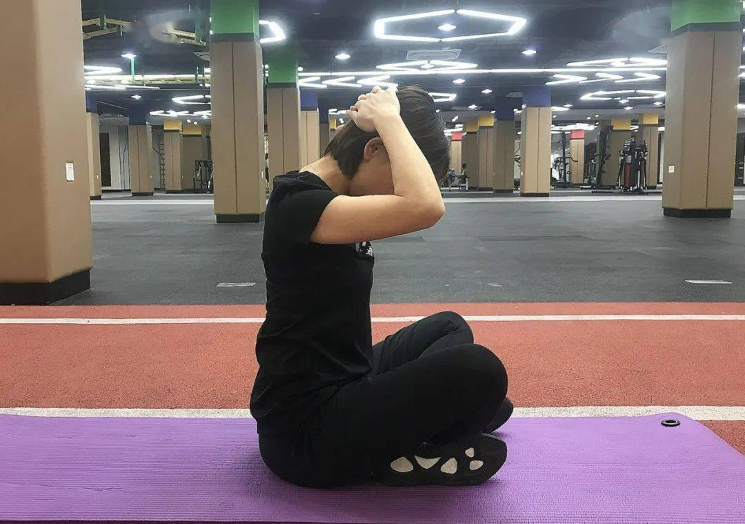 练习三:拉伸头夹肌,颈夹肌图4 枕骨后侧肌群松解很多人的枕下肌群十分