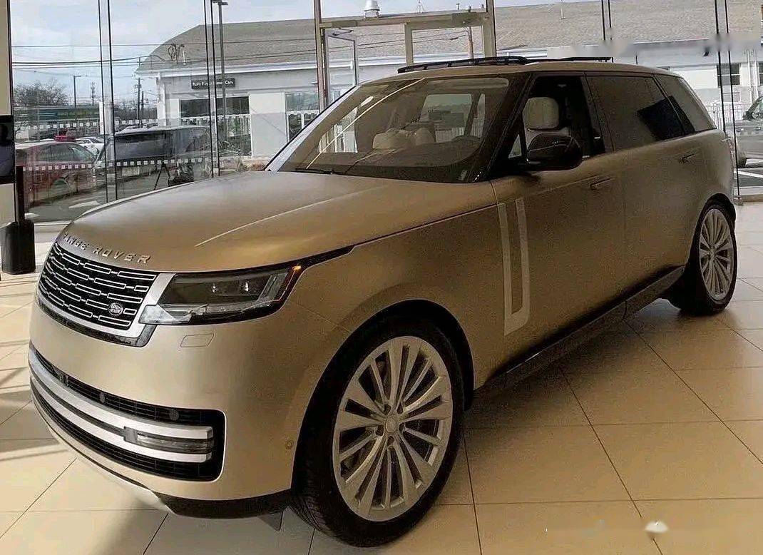 首台顶配揽胜实拍土豪金外观四座44t尺寸超越gls霸气