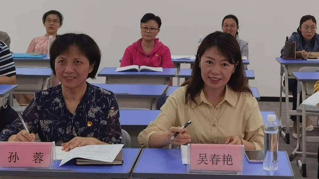 青蓝工程促成长,三尺讲台展风采——龙城中学教育集团党总支青年教师