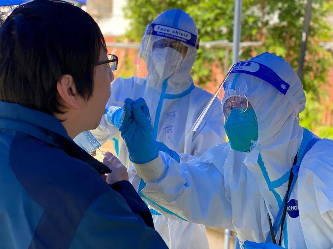 宝山这群大白小蓝在社区抗疫前线留下忙碌的身影_居民_核酸_小区